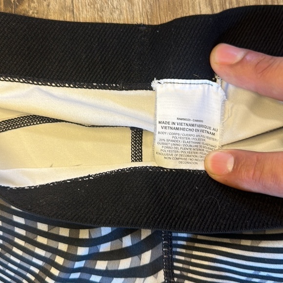 NIKE CROP PATTERN LEGGING (SIZE M) - Picture 4 of 5